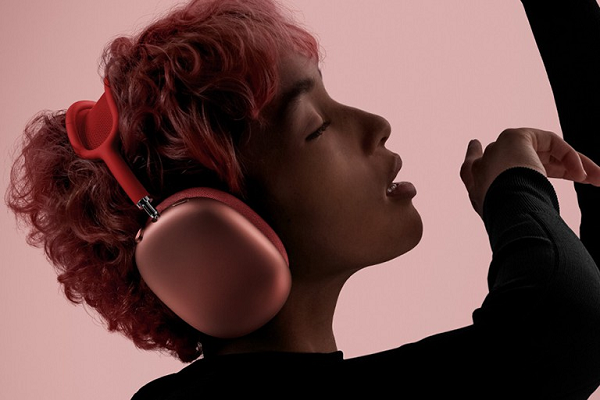Nhưng khi được đặt vào Smart Case, AirPods Max được thiết kế để chuyển sang chế độ năng lượng thấp ngay lập tức thay vì chờ 5 phút và sau 18 giờ, nó sẽ chuyển sang trạng thái năng lượng cực thấp đã nói ở trên.
