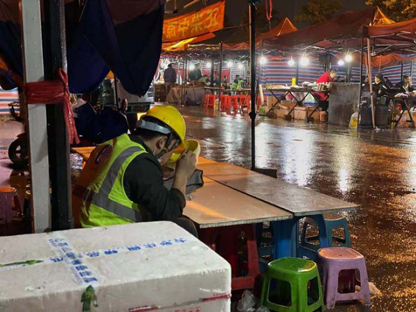 Do chất lượng của các bộ phận và linh kiện đã giảm, nên có nhiều vấn đề với ô tô được chế tạo tại nhà máy ở Thượng Hải và điểm tiêu chuẩn chất lượng cũng giảm theo. Nếu xuất xưởng theo tiêu chuẩn ban đầu, sẽ không có chiếc xe nào qua được khâu kiểm định chất lượng. Nhưng giải pháp của hãng không phải là nâng cao chất lượng. Thay vào đó, tiêu chuẩn của nhà máy sau khi kiểm tra toàn bộ xe đã được hạ xuống.