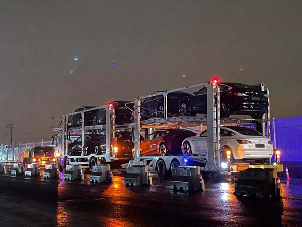 Tốc độ của Tesla tại Trung Quốc đã khiến giá cổ phiếu của hãng tăng điên cuồng vào năm 2020. Tính đến ngày 23/12/2020, giá trị thị trường của Tesla đã vượt quá 610 tỷ USD. Phố Wall và Thung lũng Silicon rất hào hứng với Tesla và coi đây là "ngọn đèn thay đổi thế giới".
