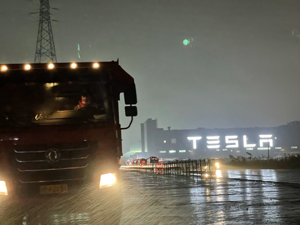 Tuy nhiên những gì đã xảy ra bên trong nhà máy Tesla "thần kỳ" và rực rỡ ở Thượng Hải kia, thứ khác xa với tầm nhìn "thay đổi thế giới" mà họ dành tặng cho nó lại không hề được chú ý đến.