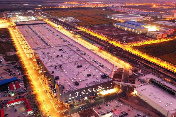 Ở Tesla, những người làm ca tối không có bánh bao, thậm chí không có đồ ăn nhẹ. Vào 8h30 hàng tối, các nhân viên Tesla làm việc ngoài giờ sẽ có thêm một bữa ăn phụ. Ban đầu nó là cơm hộp, sau đó được đổi thành mì gói, cuối cùng là thay trực tiếp bằng bánh mì để tiện cho việc bảo quản và sử dụng.