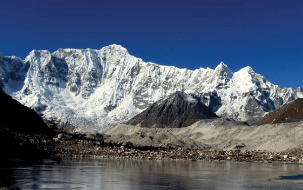Gangkhar Puensum ở Bhutan là ngọn núi cao nhất thế giới chưa được chinh phục bởi con người. Nó nằm trên lãnh thổ tranh chấp giữa Bhutan và Trung Quốc với chiều cao 7.570 m.