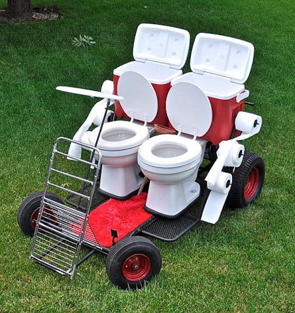 Xe đẩy kiêm toilet này được thiết kế để bạn có thể vừa ngồi toilet vừa đi dạo.