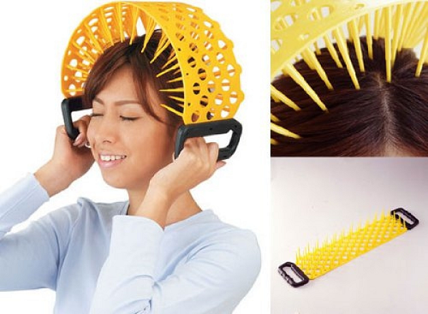 Những chiếc băng đô châm để mát-xa da đầu thoải mái nhìn giống như 1 cái rổ khổng lồ trên đầu vậy.