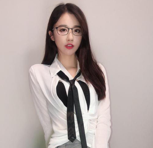 Nữ streamer Hiên Tử tên thật là Lâu Ngụ, cô sinh năm 1992 tại Thượng Hải, Trung Quốc. Tài khoản MXH Weibo của cô nàng này có hơn 3,3 triệu người theo dõi và mỗi buổi livestream của cô nàng đều có rất nhiều lượt xem.