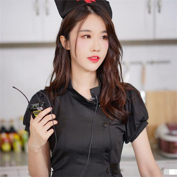 Sau một thời gian dài phản đối, cuối cùng nữ streamer cũng đành ngậm ngùi thỏa thuận với ban quản lý. Chưa biết số tiền phạt kia cô nàng có phải trả không nhưng netizen và người yêu mến cô nàng đã vô cùng phẫn nộ về cách làm việc của nền tảng và nhiều người trong số họ thậm chí còn muốn đi đòi công bằng cho cô nàng.