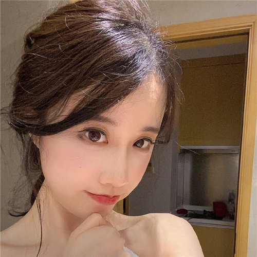 Cách đây không lâu, Hiên Tử đã đăng tải hình của chính cô trong bộ đồ da bó sát liền thân vô cùng sexy. Tiếp theo đó, cô nàng streamer chia sẻ lại bài đăng về bộ phim ngắn mà cô đã tham gia.