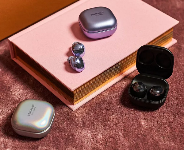 Khác với Buds Live vốn có thiết kế hạt đậu, Samsung đã quay về với thiết kế nguyên thủy của dòng Buds trước đây với nút cao su nhét tai.