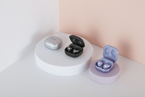 Galaxy Buds Pro có thể tự chuyển kết nối giữa các thiết bị. Ví dụ, nếu đang xem phim trên Galaxy Tab S7, người dùng có thể nhận cuộc gọi trên Galaxy S21 và tai nghe sẽ tự kết nối sang điện thoại. Khi gọi điện xong, tai nghe sẽ kết nối sang tablet để tiếp tục xem phim.