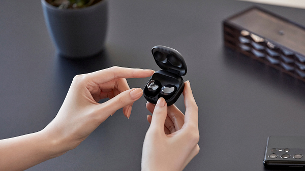 Với chế độ âm thanh xung quanh, Galaxy Buds Pro có thể khuếch đại âm thanh gần đó lên tối đa 20 dB. Khi phát hiện người dùng đang nói chuyện, tai nghe sẽ tự bật chế độ âm thanh xung quanh và giảm âm lượng nhạc. Tính năng này từng xuất hiện trên mẫu Sony WF-1000XM4.