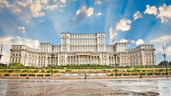 Nghị viện Romania chính là một trong những toà nhà hành chính lớn nhất thế giới hiện nay, được thành lập từ năm 1862.