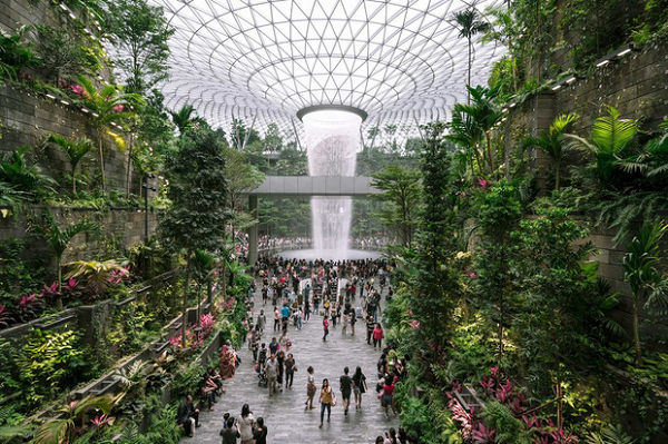 Sân bay Changi ở Singapore là nơi sở hữu thác nước nhân tạo trong nhà cao nhất thế giới hiện nay với độ cao hơn 40m.