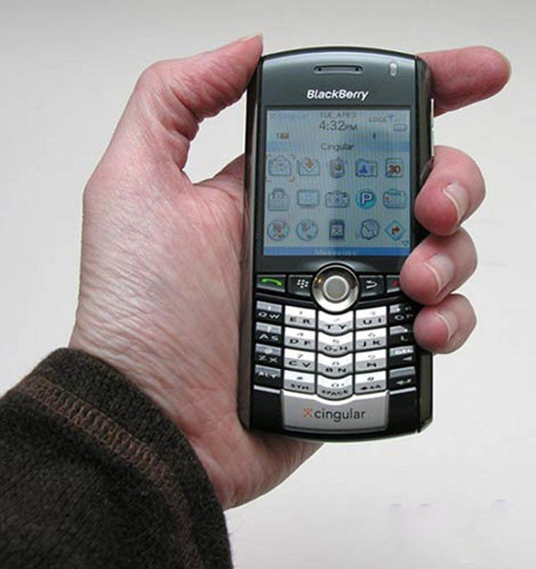 Bên cạnh Sony, Nokia, BlackBerry cũng là cái tên nổi bật với nhiều sản phẩm được yêu thích, một trong số đó là chiếc BlackBerry Pearl 8100 (2006). Máy có camera sau chụp ảnh, phần mềm nghe nhạc giải trí, vì thế rất thịnh hành.