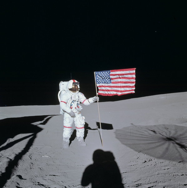 Sứ mệnh Apollo 14 được khởi động vào ngày 31 tháng 1 năm 1971 đã mang theo khoảng 500 hạt giống vào không gian. Sau đó, các hạt giống được trồng song song cùng với những hạt giống bình thường chưa được đưa lên vũ trụ. Kết quả, hầu hết các hạt giống này đều nảy mầm bình thường và phát triển thành các cây non.