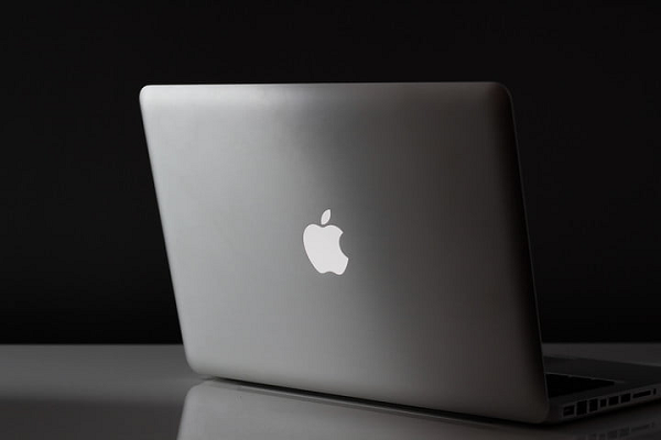 Cả hai dự kiến sẽ được bỏ Touch Bar, hồi sinh khe cắm thẻ nhớ SD, trang bị phiên bản sạc MagSafe mới và màn hình Mini-LED. Theo một số nguồn rò rỉ, MacBook Pro sẽ được Apple giới thiệu vào quý III năm nay, trong khi đó, MacBook Air 2021 có thể được ra mắt ngay sau đó hoặc bị lùi tới năm 2022.