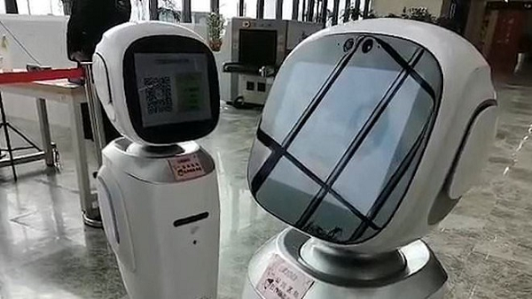 Nhân viên tại thư viện cho biết hai robot Wangbao và Tutu không chỉ hỗ trợ khách tham quan mà còn có thể hát múa để làm vui lòng khách.