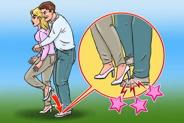 Một trong những cách hiệu quả nhất để đối phó với kẻ tấn công từ đằng sau, đó là giẫm chân. Cách này đặc biệt hiệu quả đối với phụ nữ đi giày cao gót: chỉ cần giẫm với toàn bộ sức mạnh vào đầu ngón chân của kẻ đó là được. Lực dồn lên gót giày đủ để khiến xương ngón chân nứt gãy, khiến hắn khó lòng truy đuổi bạn hơn.