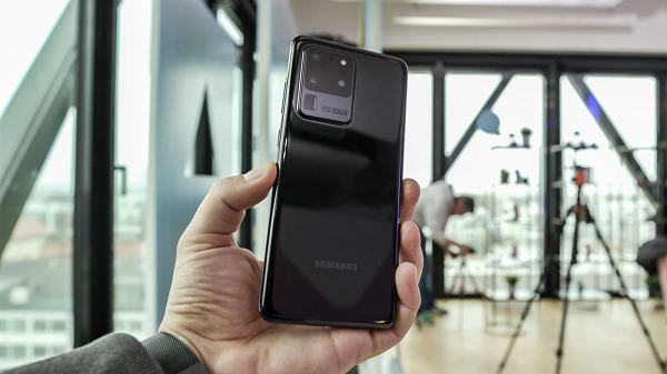 Galaxy S20 Ultra là chiếc điện thoại lớn nhất trong bộ ba Galaxy S20. Máy có màn hình 6,9 inch với độ phân giải 1440 x 3200 - tỷ lệ khung hình 20: 9.