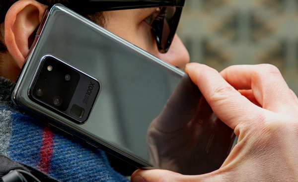 Samsung Galaxy S20 Ultra ra mắt không phụ lòng kỳ vọng của người dùng. Một màn hình “khổng lồ” nằm trong một thân máy mảnh khảnh với các viền mỏng, pin siêu lớn, hoàn toàn lấn át những chiếc điện thoại khác.