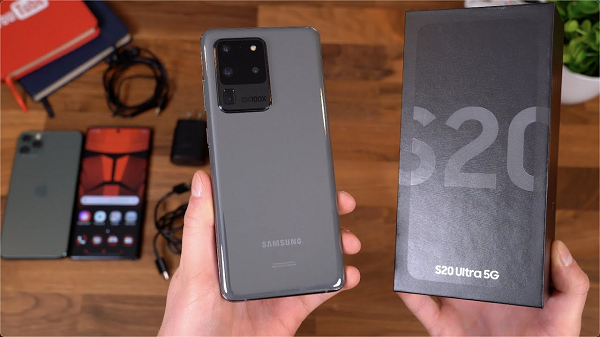 Galaxy S20 Ultra đi kèm với một viên pin siêu lớn - 5.000 mAh. Dung lượng pin này được xem là phù hợp cho tốc độ làm mới màn hình cũng như kích cỡ màn hình của máy. Thêm nữa, điện thoại cũng hỗ trợ sạc nhanh 45 W - tốc độ nhanh nhất mà Samsung đã thực hiện cho đến nay. Mặc dù vậy, điện thoại sẽ chỉ đi kèm với bộ sạc 25 W trong hộp.
