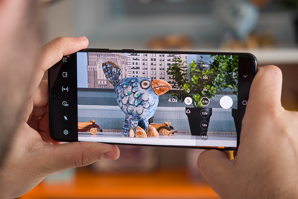 Cảm biến camera chính 108 MP trên Galaxy S20 Ultra là một tính năng nổi bật khác. Để làm điều này, Samsung đã sử dụng cảm biến ISOCELL Bright HM1, khác một chút so với cảm biến HMX được sử dụng trong camera 108 MP của Mi Note 10.