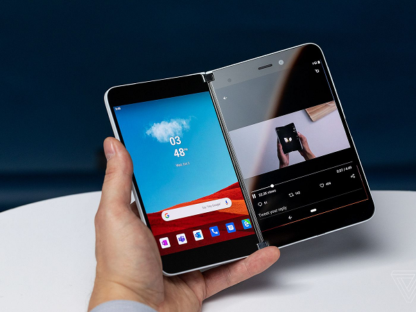 Tuy nhiên, Surface Duo không được đánh giá cao khi phần mềm của Microsoft gặp rất nhiều lỗi ngớ ngẩn, trong khi danh sách ứng dụng chạy trên nền Android được hỗ trợ thiết kế hai màn hình thì chưa nhiều dẫn đến trải nghiệm sử dụng cực kỳ khó chịu.