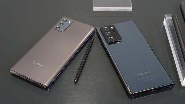 So với Galaxy S20 FE giá rẻ hơn, Galaxy Note 20 thiếu đi màn hình 120 Hz, không có khe thẻ nhớ microSD, dung lượng pin thấp hơn. Dù có một sợ lợi thế như RAM 8 GB, quay video 8K và hỗ trợ bút S Pen, mức giá cao hơn đến 300 USD khiến Galaxy Note20 không phải lựa chọn hợp lý so với Galaxy S20 FE.