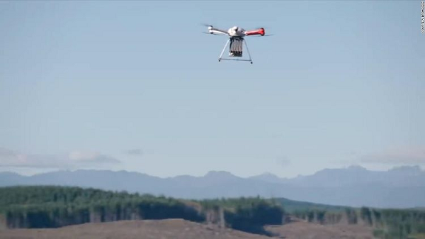 Mỗi lần, 5 chiếc drone bay cùng nhau theo một tuyến đường đã được lập trình sẵn, có thể gieo hạt trên 20 hecta/ngày và mỗi drone có thể mang theo hơn 25kg hạt.