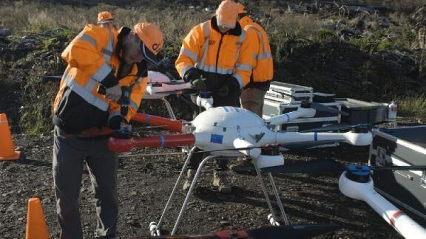 Máy bay không người lái (drone) đang ngày càng trở nên phổ biến nhờ những công dụng thiết thực mà thiết bị này mang lại. Trước đó, công ty DroneSeed ở Seattle đã có giải pháp trồng lại rừng hiệu quả hơn, nhanh hơn nhiều. Công ty dùng máy bay không người lái (drone) để trồng lại rừng ở những khu vực bị cháy.