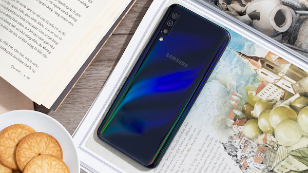 Galaxy A50s là cái tên được nhắc đến tiếp theo trong top điện thoại Samsung đáng mua nhất nửa đầu năm 2020. Màn hình kích thước 6.4 inch với độ phân giải Full HD+, thiết kế màn hình Infinity-U cũng giúp người dùng có những trải nghiệm giải trí đa phương tiện tốt.