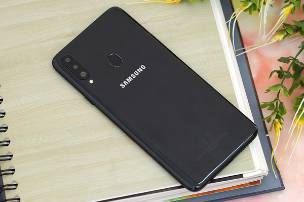 Điện thoại Galaxy A20s sở hữu cụm 3 camera sau lần lượt là: 1 camera độ phân giải cao 13 MP mang lại những bức ảnh chi tiết sắc nét, 1 camera 8 MP chụp toàn cảnh và 1 camera 5 MP hỗ trợ chụp ảnh xóa phông nghệ thuật. Có thể nói, camera chính là điểm cộng lớn nhất của chiếc Samsung A20s ở mức giá chưa đến 4 triệu đồng.