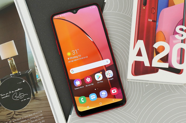 Về màn hình, điện thoại Galaxy A20s được trang bị màn hình tràn viền Infinity-V với kích thước lớn 6.5 inch cho góc nhìn cực rộng giúp bạn có những trải nghiệm tuyệt vời. Cuối cùng, hiệu năng của Galaxy A20s đáp ứng hầu như các nhu cầu sử dụng cơ bản như lướt web, xem phim, chơi game ở mức đồ họa nhẹ nhờ vi xử lý Snapdragon 450.