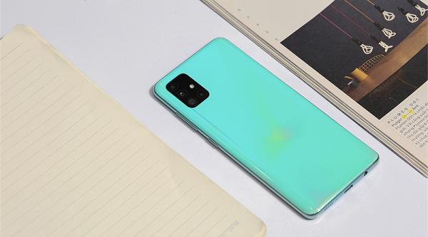 Galaxy A51 là chiếc smartphone hiện đại và năng động, phù hợp với xu thế sử dụng hiện nay. Chiếc điện thoại này sở hữu màn hình tràn viền vô cực Infinity-O với kích thước lớn 6.5 inch, độ phân giải Full HD+ cho trải nghiệm hình ảnh vô cùng sắc nét.