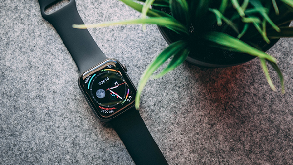 Vào tháng 09/2014, khi CEO Tim Cook của Apple giới thiệu Apple Watch đầu tiên, ông đã không hề phóng đại khi nói rằng đó là thiết bị cá nhân tốt nhất mà công ty đã tạo ra. Kể từ khi ra mắt, Apple Watch đã trở thành một "huấn luyện viên" thể hình, theo dõi sức khỏe và duy trì kết nối. Và đối với một số người dùng, sản phẩm này thậm chí đã thay đổi cuộc sống của họ.