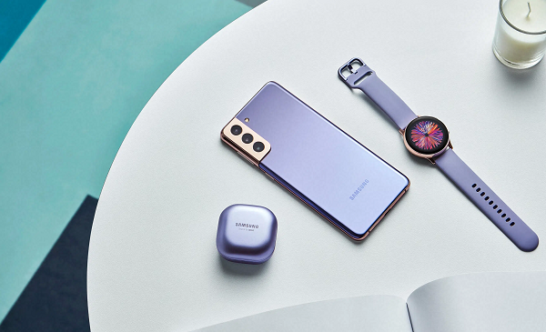 Bên cạnh đó, Samsung mang đến cho người dùng Việt bộ ba thiết bị dẫn đầu về số lượng camera lẫn thông số từng ống kính. Trong đó, nổi bật nhất là Galaxy S21 Ultra sở hữu camera chính 108 megapixel cao nhất hiện nay, camera telephoto 10 megapixel thế hệ mới, ống kính góc siêu rộng 12 megapixel và camera tiềm vọng 10 megapixel zoom quang 10x, hỗ trợ Space Zoom 100x cùng cảm biến lấy nét bằng laser.