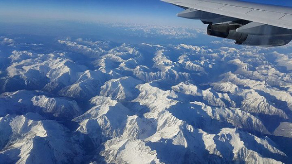 Gần dãy Himalaya có rất ít ô nhiễm, bởi vậy nhiễu động khí quyển diễn ra rất rõ ràng, nhưng khi bay qua đây radar lại rất khó xác định nên phi công khó phát hiện, bởi vậy máy bay sẽ có nhiều khả năng bay vào vùng nhiễu đông, điều này sẽ gây thương tích cho phi hành đoàn và hành khách.