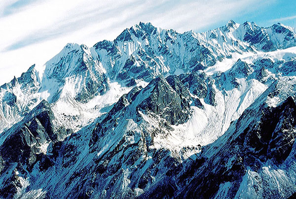 Nhắc đến dãy núi Himalaya, người Châu Á lấy đó làm niềm tự hào về một hệ thống núi hùng vỹ, khiến cho bao người khát khao chinh phục. Himalaya phân chia tiểu lục địa Ấn Độ khỏi cao nguyên Tây Tạng.