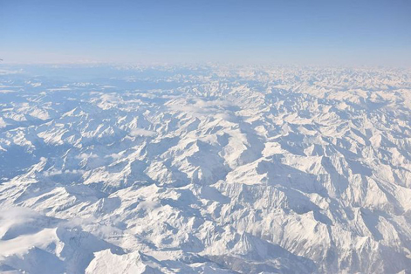Dãy Himalaya có đa dạng các loại địa hình nhưng hầu như không có bằng phẳng, ở khu vực này chỉ có hai sân bay "tử tế", đường băng của sân bay Lhasa dài 4000 m, và sân bay Kathmandu dài 3350 m. Và trong những trường hợp khẩn cấp, cần phải hạ cánh thì những máy bay dân dụng chắc chắn sẽ không thể hạ cánh ở đây.