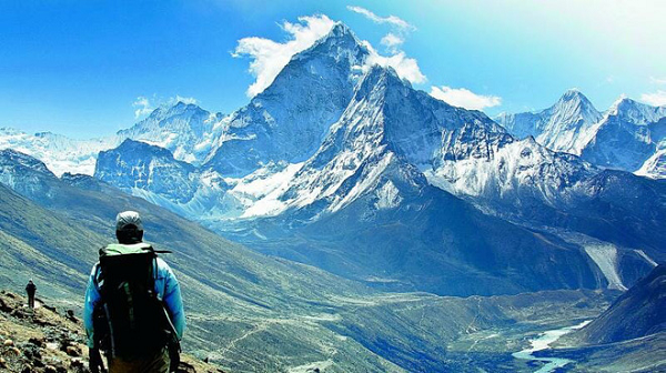Himalaya được hiểu như “nơi của tuyết”, ngụ ý núi rất cao, chỉ có tuyết mới tồn tại được ở đây. Vì đây là dãy núi cao nhất thế giới bao gồm cả đỉnh Everest (cao 8848 mét).