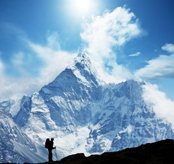 Kích thước rộng lớn, phạm vi độ cao khổng lồ và địa hình phức tạp của dãy Himalaya khiến vùng núi này có nhiều loại khí hậu, từ cận nhiệt đới ẩm ở chân đồi đến điều kiện hoang mạc khô, lạnh ở phía Tây Tạng của dãy núi.