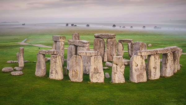 Quan sát những con đường xung quanh khu di tích, có thể nhận thấy ngay rằng Stonehenge được xây dựng thành một vòng tròn những tảng đá dựng đứng. Mỗi tảng cao khoảng 4,1 mét, rộng 2,1 mét và nặng 25 tấn.