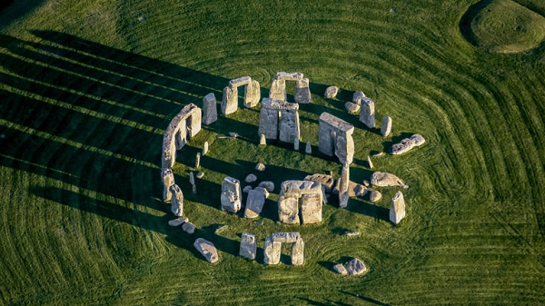 Stonehenge là một công trình tượng đài cự thạch thời kỳ đồ đá mới và thời kỳ đồ đồng gần Amesbury ở Anh.