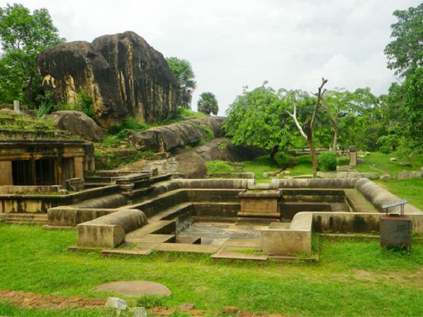 Công viên Ranmasu Uyana, Sri Lanka có tên gọi khác là những Cánh cổng Sao, thu hút du khách bởi các di tích kiến trúc cổ bằng đá. Nhiều người tin rằng đây là cánh cổng để liên lạc với các nền văn minh ngoài trái đất và những bức tranh được chạm khắc trên các phiến đá là thông điệp để mở chúng.
