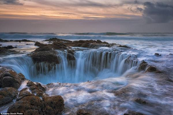 Giếng thần Thor, Oregon, Mỹ là một hố sụt tự nhiên hình cái phễu nằm ở mũi Perpetua. Nó còn được gọi là cánh cổng đến thế giới dưới lòng đất. Bình thường, hố trống rỗng hoặc lấp đầy nước.