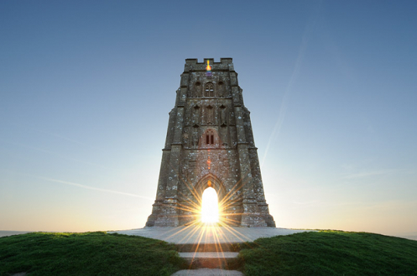 Đồi Glastonbury Tor, Somerset, Anh trống trải, không có cây cối hay nhà dân, chỉ có duy nhất tòa tháp từ thời trung cổ của nhà thờ Thánh Michael.
