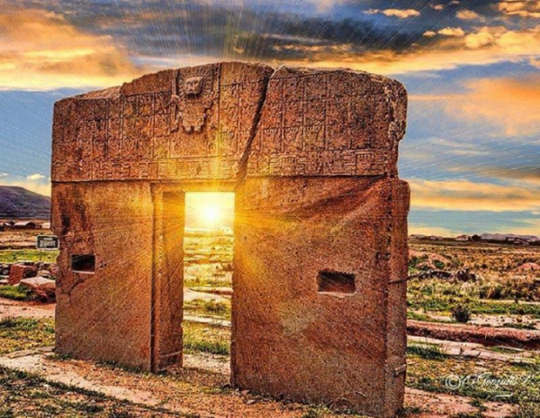 Cổng mặt trời, Bolivia được chạm khắc từ một miếng đá nguyên khối, nặng khoảng 10 tấn, có niên đại khoảng 1.500 tuổi từ nền văn minh cổ đại Tiwanaku. Người xưa tin rằng Thần Mặt trời Viracocha đã tạo ra loài người tại đây và sử dụng cánh cổng này để đi lại giữa các thế giới.