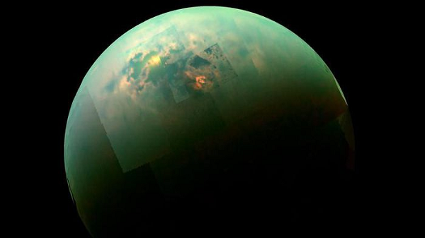 Những cơn bão này không giống những cơn bão trên Trái Đất. Trên Titan, thay vì nước, methane lỏng đổ xuống bề mặt với sức mạnh tương đương với lượng nước mà siêu bão Harvey đổ xuống thành phố Houston hồi cuối tháng 8.