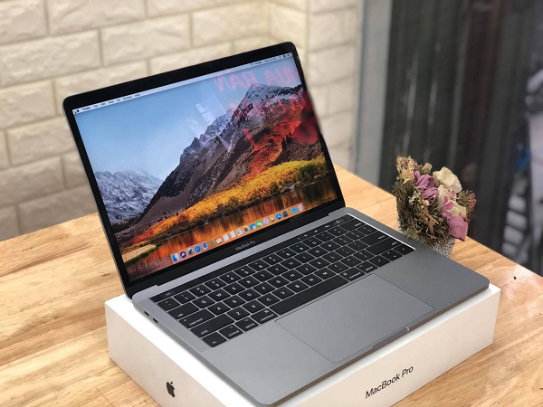 Bên cạnh đại dịch, dòng máy tính Mac còn có "liều thuốc kích thích" mới với các dòng MacBook Pro 13 inch và Mac Mini được trang bị bộ xử lý mới Apple M1. Các sản phẩm này khởi đầu cho quá trình chuyển từ chip Intel sang chip do Apple tự thiết kế trong thời gian tới.