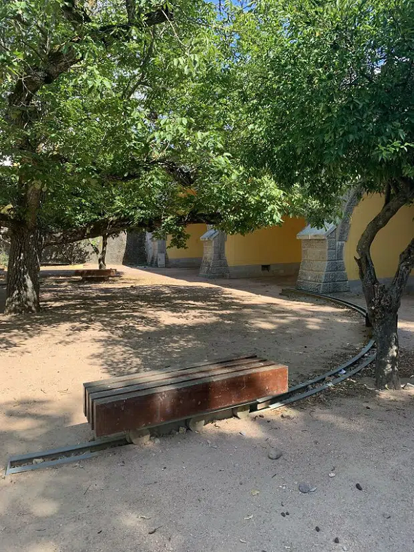 Ghế ngồi trên đường ray để du khách có thể lựa chọn vị trí bóng râm của cây, tránh ánh nắng mặt trời.