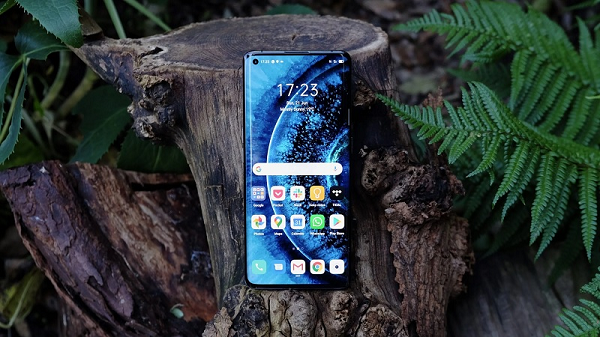 Reno 5 sử dụng kính mờ với hiệu ứng đa sắc và chống bám vân tay ở mặt lưng. Sản phẩm sử dụng màn hình OLED kích thước 6,43 inch với thiết kế đục lỗ độ phân giải FullHD+ và được nâng cấp tần số làm tươi lên 90 Hz.